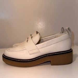 EVERLANE White Leather Loafer - Women’s Size 6 - “The Gum Sole Penny Loafer”